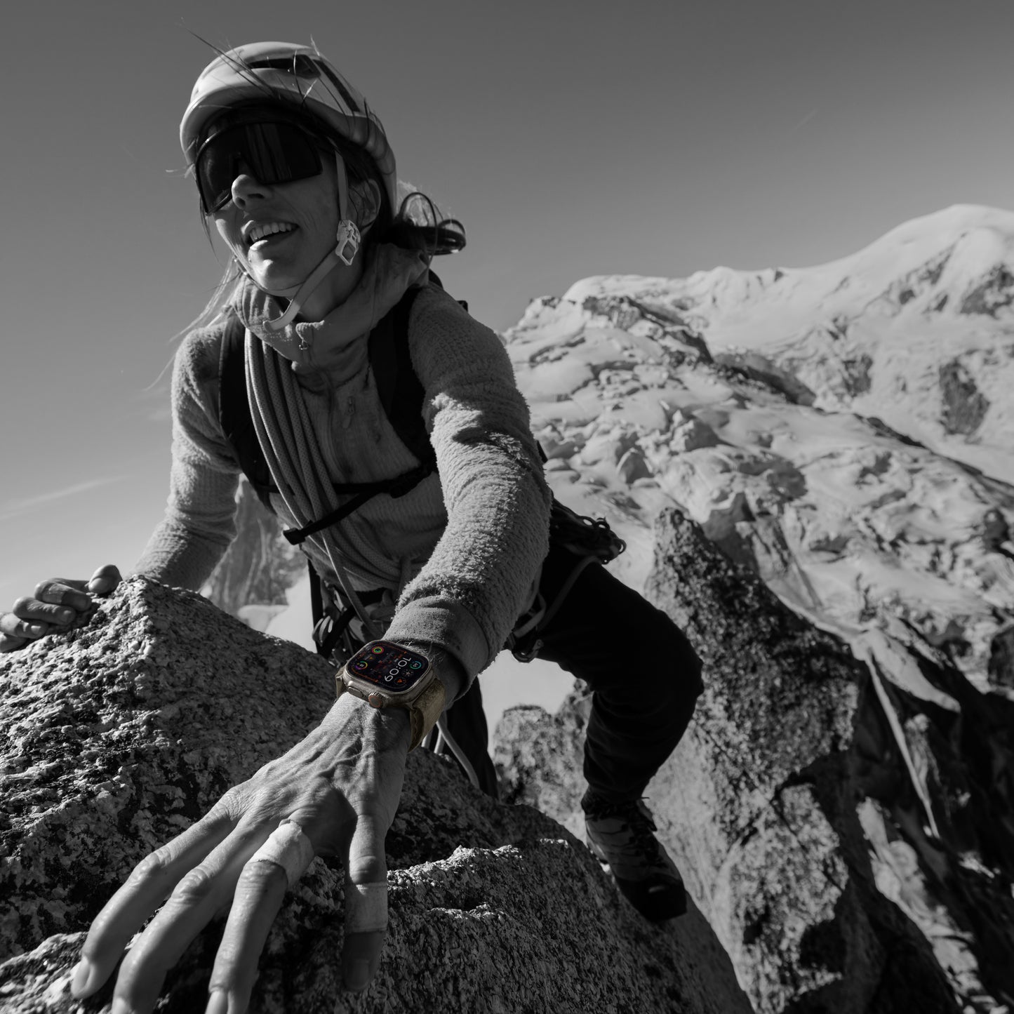 Apple_Watch_Ultra_2_LTE_49mm_Titanium_White_Ocean_Band_PDP_Image_Position-7__WWEN