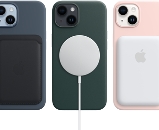 Capas MagSafe para iPhone 14 em meia‑noite, verde floresta e rosa giz, com acessórios como uma carteira MagSafe, um carregador e uma bateria externa.