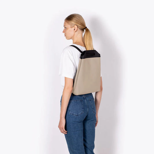 Mochila Ucon Acrobatics Una, para MacBooks 13/14 (8L) - Nude