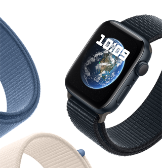 Apple Watch SE com Loop desportiva a mostrar um fundo de ecrã de astronomia com o planeta Terra.