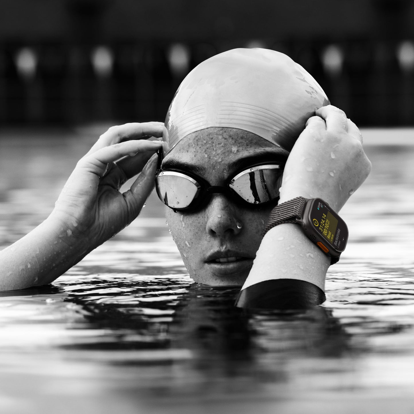 Apple Watch Ultra 2 GPS + Cellular, Caixa em titânio natural de 49 mm com Loop Trail azul ‑ S/M