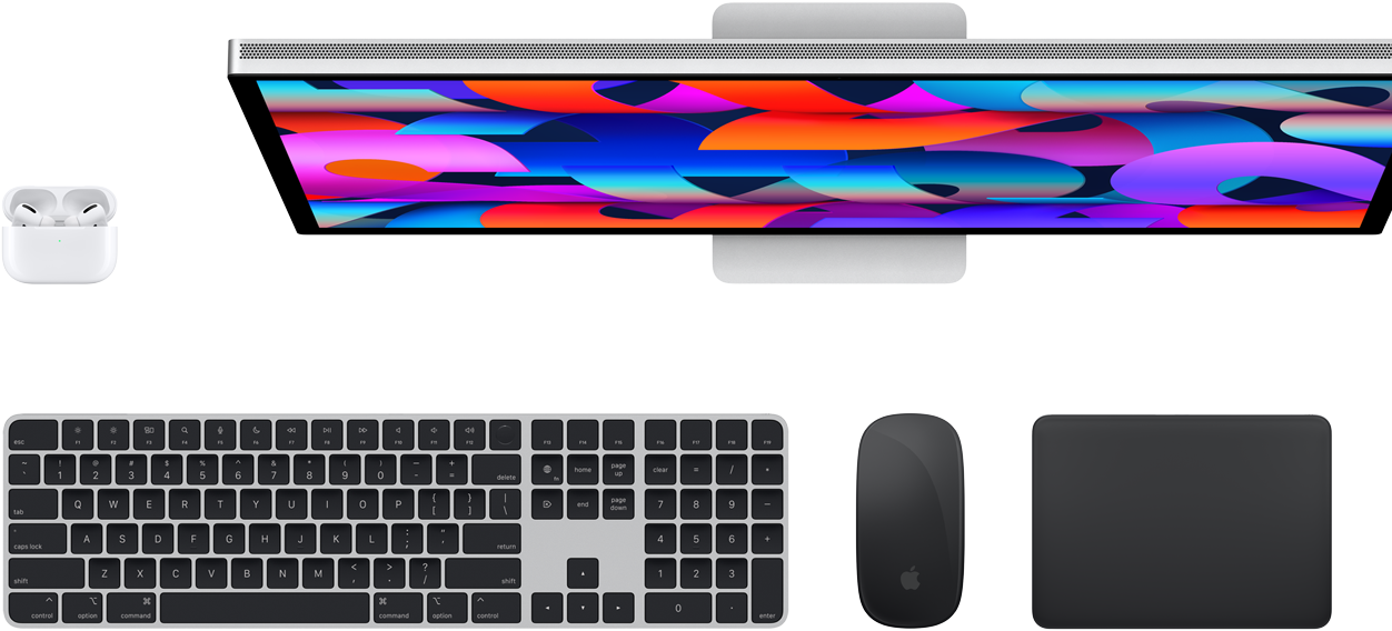 Vista de cima dos AirPods, Studio Display, Magic Keyboard, Magic Mouse e Magic Trackpad.