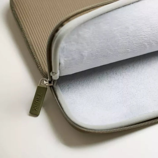 Bolsa em veludo canelado para MacBook Pro 13 e  MacBook Air (2022) - Verde floresta