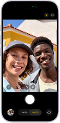 Vista frontal do iPhone 17, com a funcionalidade Enquadramento central para fotografias