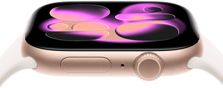 Vista lateral direita do Apple Watch Series 11, com caixa em alumínio rosa‑dourado, mostrador Responsive Art, Digital Crown, microfone, botão lateral, e Bracelete desportiva rosa leve