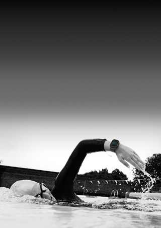 Pessoa a nadar acompanha o exercício no Apple Watch Ultra 3