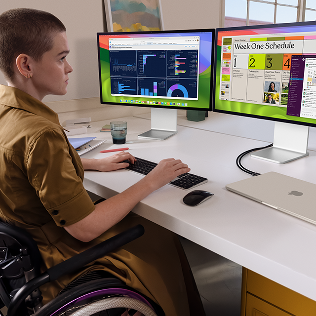 Pessoa a trabalhar com dois monitores externos que estão ligados a um  MacBook Air de 15 polegadas fechado na cor luz das estrelas