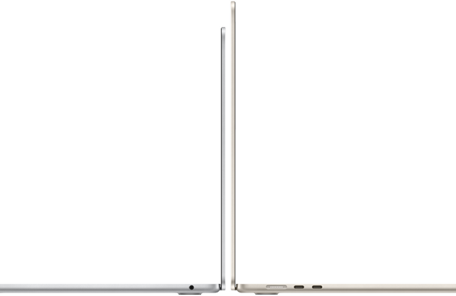 Vista lateral dos modelos de 13 e 15 polegadas do MacBook Air, nas cores prateado e luz das estrelas, abertos de costas um para o outro