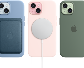 iPhone 15 a mostrar a Capa em silicone para iPhone 15 com MagSafe, Carteira em tecido FineWoven com MagSafe, Carregador MagSafe e Bateria MagSafe.